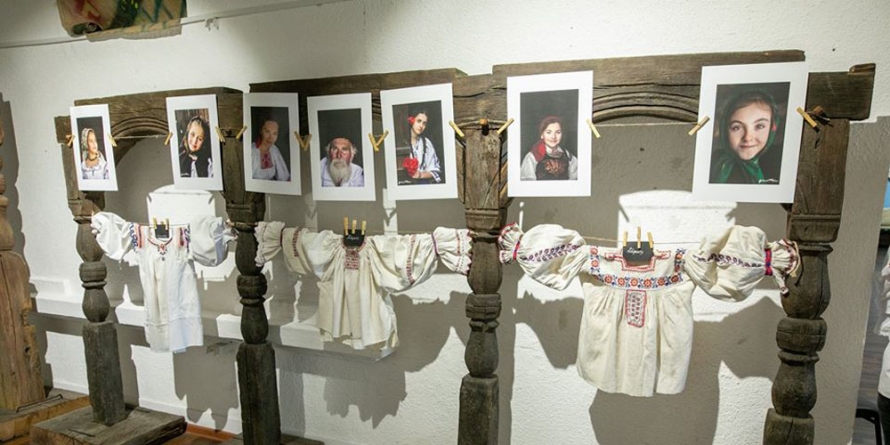 La Muzeul de Etnografie a fost vernisată expoziția „Chipuri și cămeși”; o puteți vizita până la final de august (GALERIE FOTO)