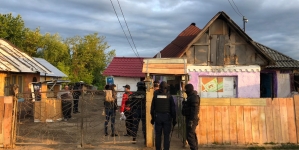 Sunt ei acum cei închiși!…: „Stăpânii de sclavi” din Bozânta Mică au fost arestați preventiv. Cum își chinuiau victimele (VIDEO ȘI GALERIE FOTO)