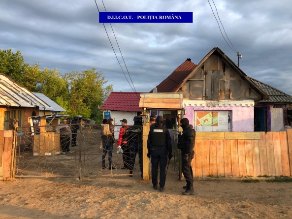Sunt ei acum cei închiși!…: „Stăpânii de sclavi” din Bozânta Mică au fost arestați preventiv. Cum își chinuiau victimele (VIDEO ȘI GALERIE FOTO)