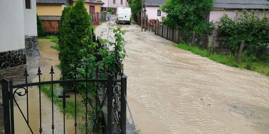 Natura s-a dezlănțuit în Maramureș: Curți inundate în zona Câmpu Negru din Sighet (VIDEO și GALERIE FOTO)