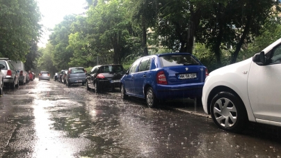 Incompetență sau delăsare?: Cartierul Săsar din Baia Mare, lăsat de izbeliște. Zero locuri noi de parcare, zero trotuare libere pentru pietoni (GALERIE FOTO)