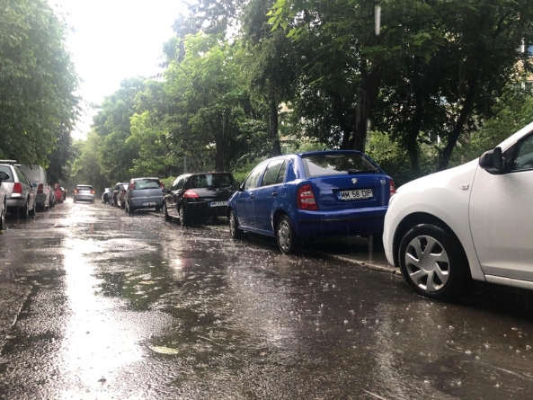 Incompetență sau delăsare?: Cartierul Săsar din Baia Mare, lăsat de izbeliște. Zero locuri noi de parcare, zero trotuare libere pentru pietoni (GALERIE FOTO)