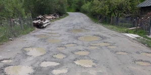 Probabil cel mai prost drum din România: Zeci de familii din cătunul Luhei din Poienile de sub Munte vor cale de acces. Răspunsul autorităților (FOTO)