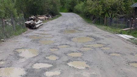 Probabil cel mai prost drum din România: Zeci de familii din cătunul Luhei din Poienile de sub Munte vor cale de acces. Răspunsul autorităților (FOTO)