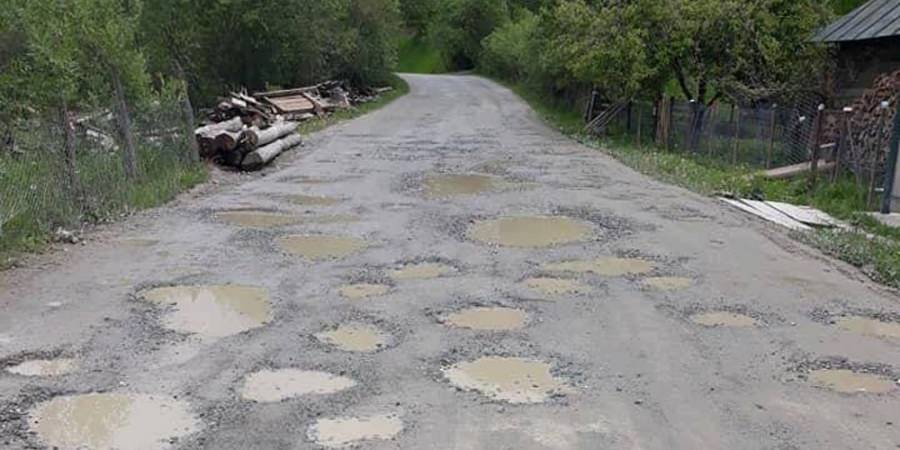 Probabil cel mai prost drum din România: Zeci de familii din cătunul Luhei din Poienile de sub Munte vor cale de acces. Răspunsul autorităților (FOTO)