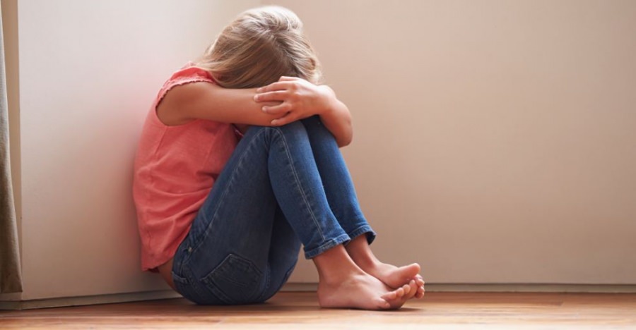 Strigător la cer: O fetiță oferită de mamă concubinului a născut la 12 ani. Apoi, i-a mai născut un copil. Bărbatul, condamnat cu suspendare