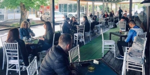 Măsuri de relaxare: Terasele din Baia Mare, luate cu asalt în 1 iunie. „Cu greu am găsit un loc liber” (GALERIE FOTO)