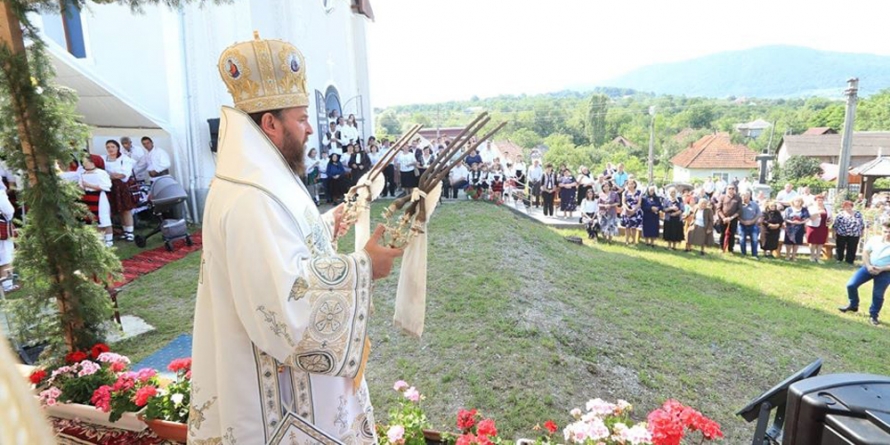 PS Timotei Sătmăreanul s-a aflat în mijlocul credincioșilor din Parohia Cernești (GALERIE FOTO)