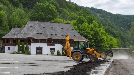 Pe DJ 186 Valea Izei, asfaltarea a început în dreptul Mănăstirii Bârsana