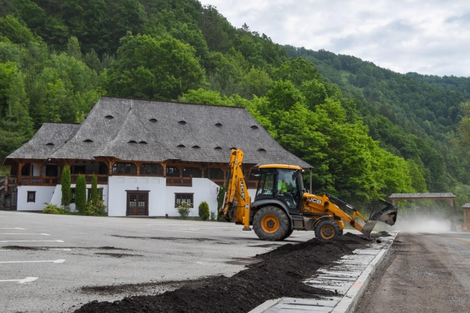 Pe DJ 186 Valea Izei, asfaltarea a început în dreptul Mănăstirii Bârsana