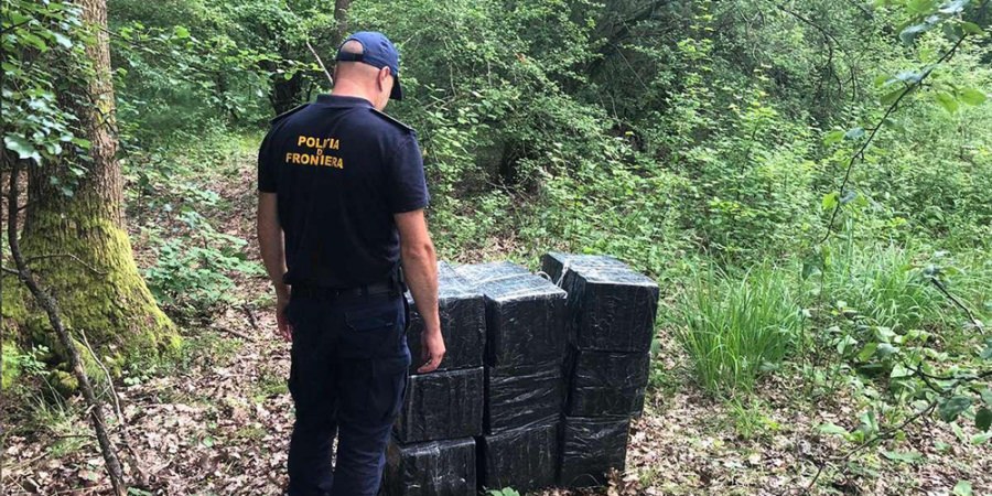 Împușcături la frontieră: Polițiștii din Valea Vișeului au confiscat 11.000 de pachete cu țigări și au reținut un contrabandist ucrainean