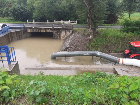 Paza bună trece primejdia rea: Maramureșenii, rugați să întrețină șanțurile și rigolele și să cadastreze cursurile de apă, pentru a se apăra de inundații (FOTO)