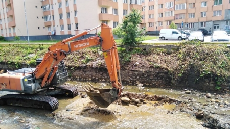 Lucrări necesare: A fost finalizată reprofilarea albiei râului Săsar în orașul Baia-Sprie. Ce au făcut, concret, cei de la Apele Române (GALERIE FOTO)