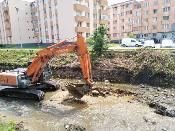 Lucrări necesare: A fost finalizată reprofilarea albiei râului Săsar în orașul Baia-Sprie. Ce au făcut, concret, cei de la Apele Române (GALERIE FOTO)
