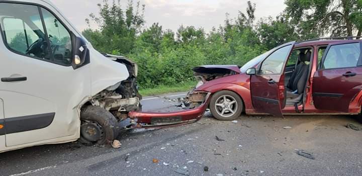 Accident cu trei mașini implicate și două victime între Ilba și Cicârlău. Traficul a fost blocat (FOTO)