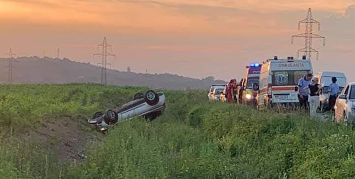 Accident rutier: S-a răsturnat cu autoturismul pe plafon, în șanț, la ieșirea din satul Colțirea (FOTO)