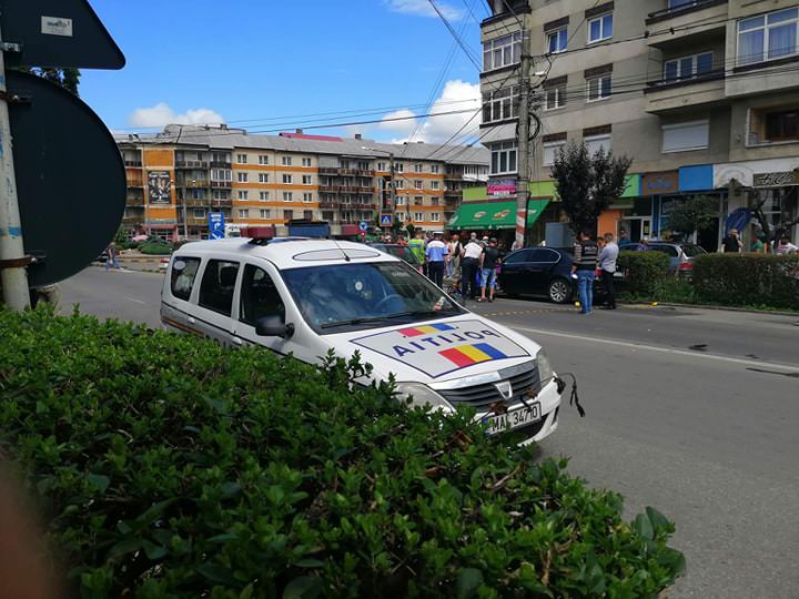 Sighetu Marmației: Un bărbat pe bicicletă electrică, implicat într-un accident rutier. Circulația a fost blocată (GALERIE FOTO)