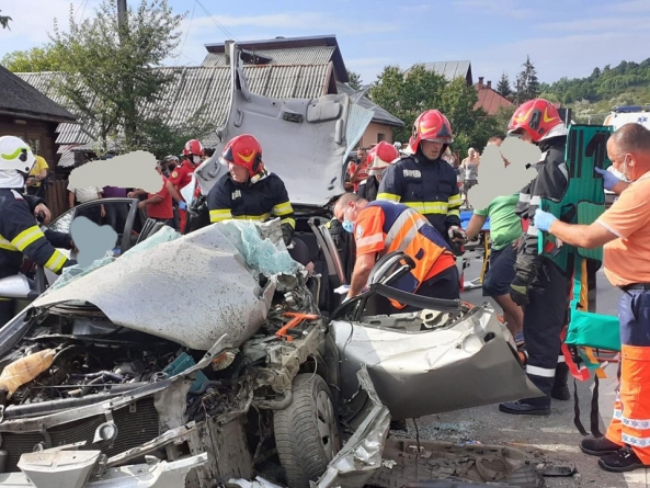 Actualizare 2: Accident cu cinci victime, din care două minore, la Vadu Izei. Impact violent între o autobasculantă și un autoturism (FOTO)