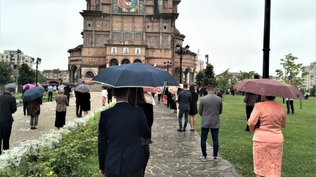 În timpul slujbelor duminicale: Acțiune de conștientizare a credincioșilor din Baia Mare, în zona lăcașurilor de cult (GALERIE FOTO)