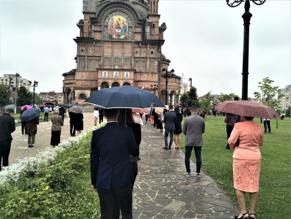 În timpul slujbelor duminicale: Acțiune de conștientizare a credincioșilor din Baia Mare, în zona lăcașurilor de cult (GALERIE FOTO)