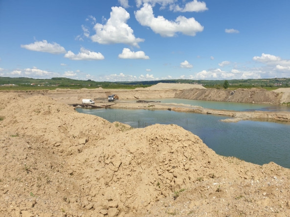 Percheziții în județul Maramureș: Suspiciuni că s-ar exploata nisip și pietriș pe malul râului Someș fără permis sau licență