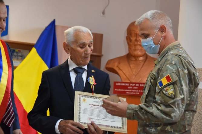 Moment special: Gheorghe Ionuți din Fărcașa a fost înaintat la gradul de căpitan în retragere în ziua în care a împlinit 100 de ani (GALERIE FOTO)