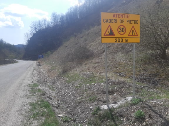 Atenție, șoferi!: O legătura rutieră între Maramureș și Sălaj este închisă până la finalul lunii august din cauza unor bolovani căzuți pe carosabil