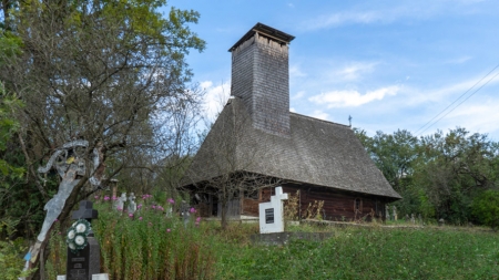 După furtuna din 2017, Biserica de lemn ”Sfântul Nicolae” din Costeni așteaptă să fie restaurată