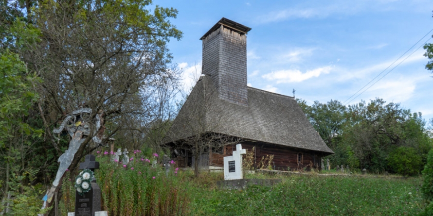 După furtuna din 2017, Biserica de lemn ”Sfântul Nicolae” din Costeni așteaptă să fie restaurată