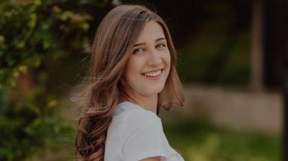 Portret de tânăr model: Carina Hojda din Moisei este scriitoare, olimpică și elevă de 10