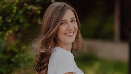 Portret de tânăr model: Carina Hojda din Moisei este scriitoare, olimpică și elevă de 10