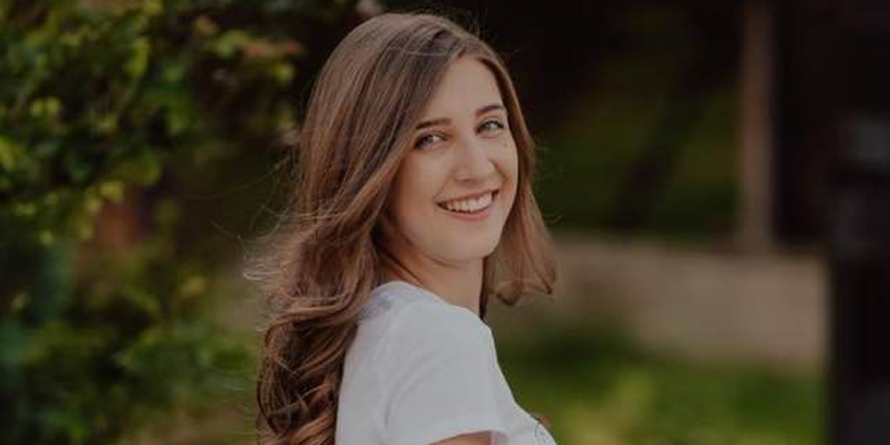 Portret de tânăr model: Carina Hojda din Moisei este scriitoare, olimpică și elevă de 10