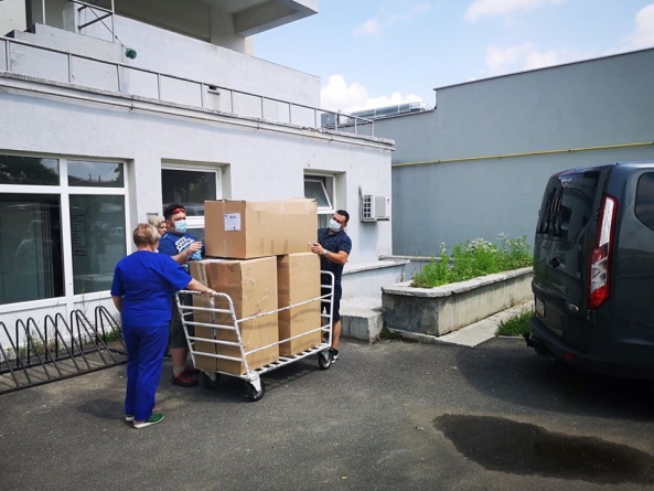 Noi donații: Sute de combinezoane și echipamente de protecție distribuite în Baia Mare, la Spitalul Județean și la cel de Pneumoftiziologie (FOTO)