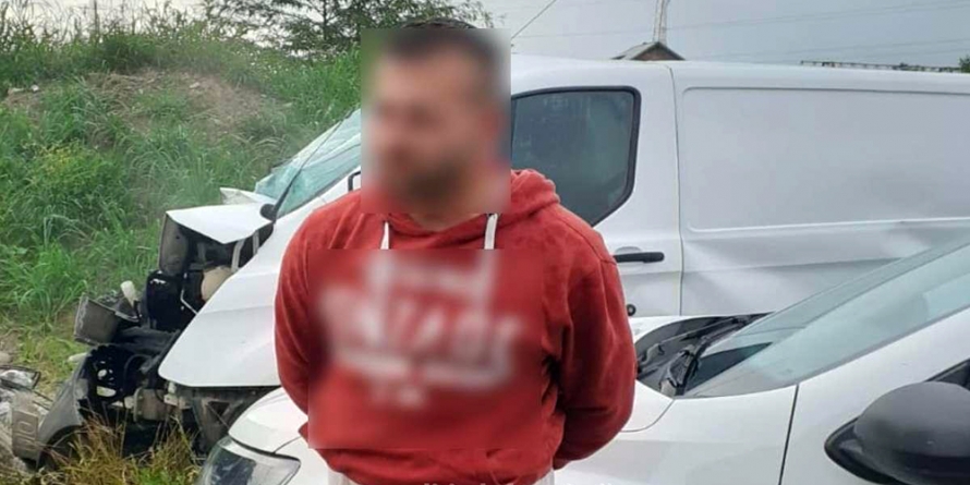 Transporta țigări de contrabandă, a încercat să fugă de poliție, însă s-a izbit de un stâlp de înaltă tensiune