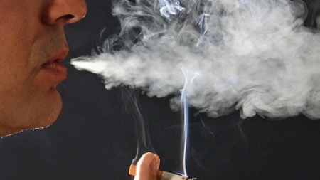 Studiu: Românii aleg să fumeze pentru a se simţi ”cineva”
