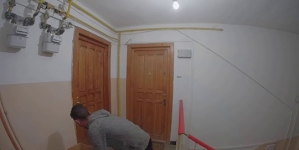 Infractor de tânăr: Cine este autorul furtului de pe strada Petre Dulfu din Baia Mare, surprins când sustrage din scara blocului obiecte pentru copii (VIDEO)