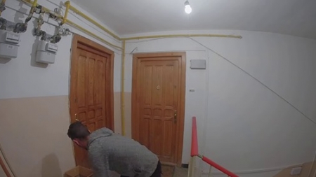 Infractor de tânăr: Cine este autorul furtului de pe strada Petre Dulfu din Baia Mare, surprins când sustrage din scara blocului obiecte pentru copii (VIDEO)