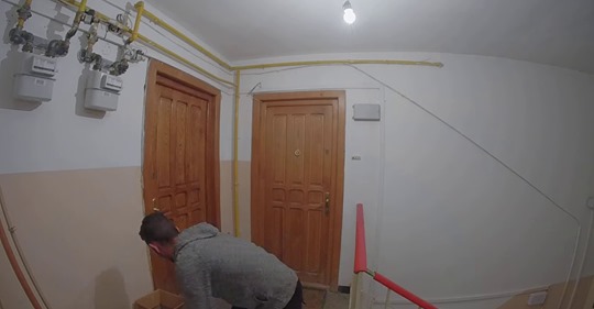 Vizite nedorite cu repetiție: Zonele liniștite din Baia Mare, năpădite de hoți. Infractor filmat când fură trotinete și haine pentru copii (VIDEO ȘI FOTO)