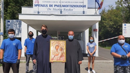 În prima zi a postului, tinerii din ATOCEM au dăruit o icoană pentru zona roșie a Spitalului de Pneumoftiziologie Baia Mare