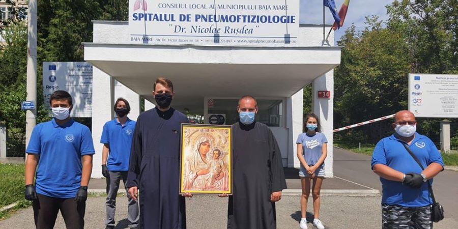 În prima zi a postului, tinerii din ATOCEM au dăruit o icoană pentru zona roșie a Spitalului de Pneumoftiziologie Baia Mare