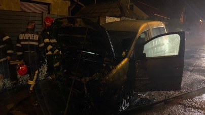 Baia Mare: O mașină a ars ca o torță pe strada Alba Iulia din municipiu (FOTO)