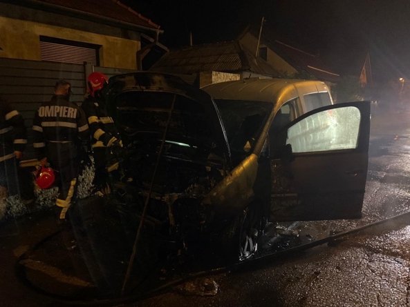 Baia Mare: O mașină a ars ca o torță pe strada Alba Iulia din municipiu (FOTO)