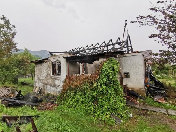 Apel umanitar: Casa unei văduve din Tăuții de Sus a fost mistuită de flăcări. Parohia ortodoxă strânge donații pentru reparații (GALERIE FOTO)