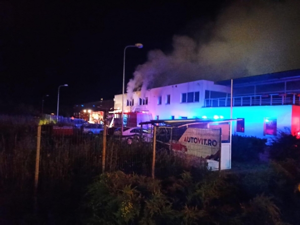Actualizare: Incendiu violent în Baia Mare. O reprezentanță auto a luat foc! 7 autoturisme au fost scoase din flăcări (VIDEO ȘI FOTO)