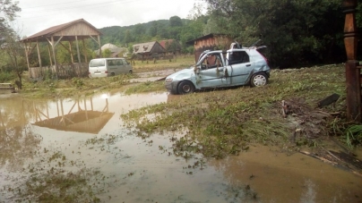 Actualizare 3 – Potop în Maramureș: Peste o sută de gospodării izolate parțial, autoturisme luate de ape și intervenții în tot Maramureșul Istoric după ruperea de nori (VIDEO ȘI FOTO)