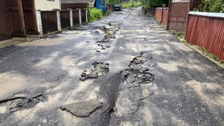 Imaginile dezastrului din Maramureș: Studiu de caz, Săliștea de Sus. S-a ales praful de asfalt după furtună și gunoaiele au ajuns sub el (VIDEO ȘI FOTO)