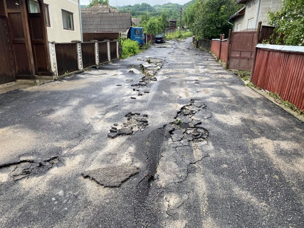 Imaginile dezastrului din Maramureș: Studiu de caz, Săliștea de Sus. S-a ales praful de asfalt după furtună și gunoaiele au ajuns sub el (VIDEO ȘI FOTO)