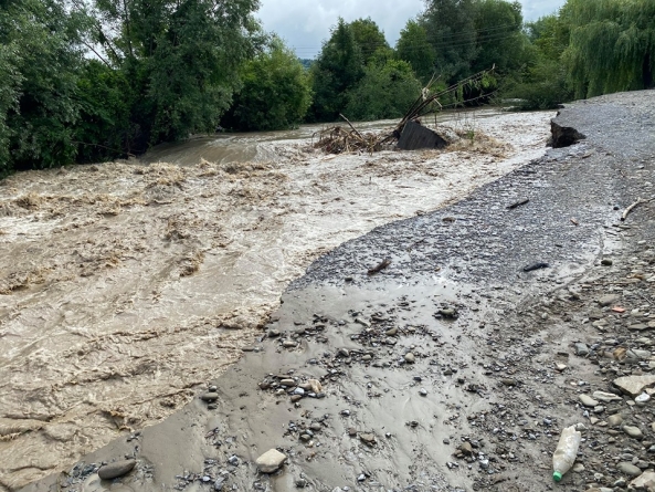 Capricii de vară: Coduri galbene de instabilitate atmosferică și pericol de inundații, valabile pentru Maramureș. Vezi în ce interval