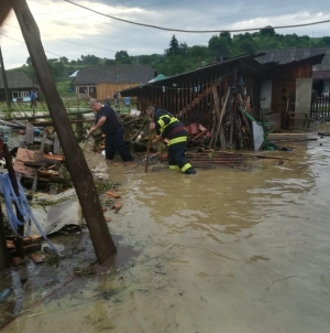 Cod roșu nowcasting: Gospodării izolate în Suciu de Sus, în urma unei ruperi de nori (GALERIE FOTO)