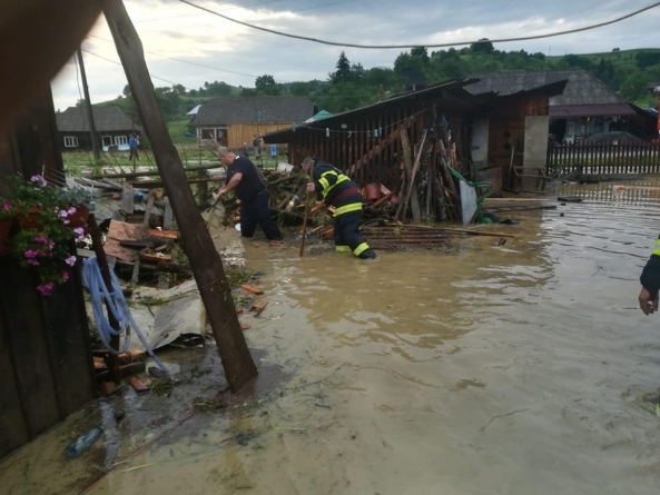 Cod roșu nowcasting: Gospodării izolate în Suciu de Sus, în urma unei ruperi de nori (GALERIE FOTO)